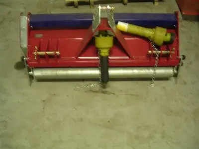 [64] Verticuteermachine achter tractor