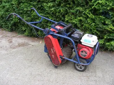 [24] Graszodensnijder